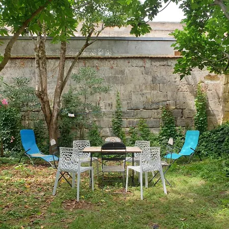 Hébergement de vacances Maison 150m2 Jardin A Louer En Entier, Centre Chartrons, 3 3 Salles De Bains 1 Canape-lit Llllnumero De Telephone Dans L'annonce Si Questionlll *