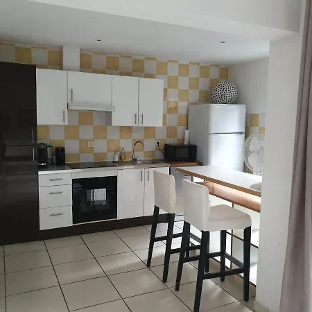 Hébergement de vacances Maison 150m2 Jardin A Louer En Entier, Centre Chartrons, 3 3 Salles De Bains 1 Canape-lit Llllnumero De Telephone Dans L'annonce Si Questionlll *